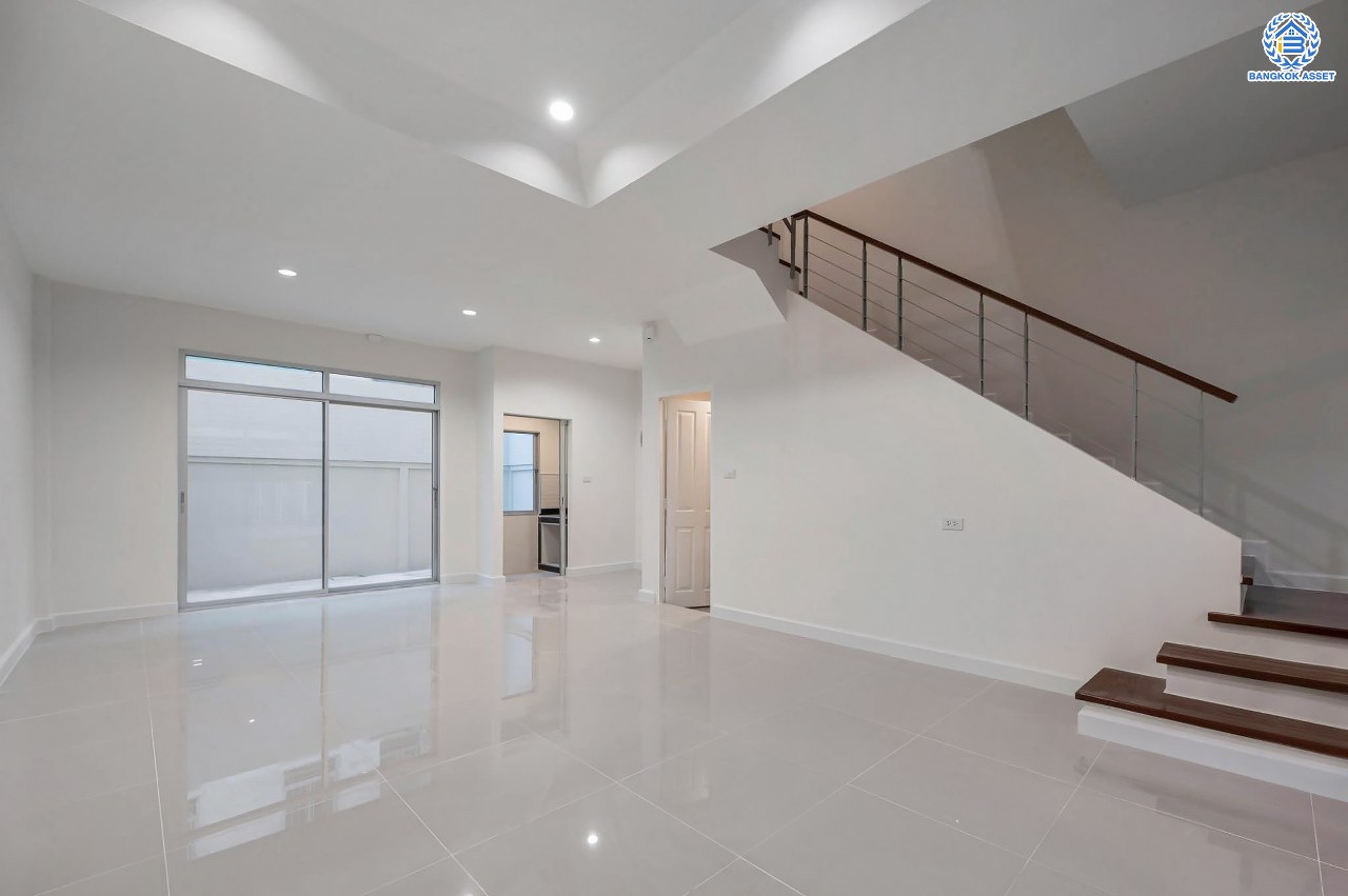 บ้านมือสองตกแต่งใหม่ โครงการ บ้านกลางเมือง มอนติคาร์โล-รัชวิภา เนื้อที่กว้าง 21.3 ตร.ว. ฟังก์ชัน 3 ห้องนอน 3 ห้องน้ำ 1 ห้องอเนกประสงค์ จอกรถได้ 2 คัน พร้อมอยู่ทันที บนทำเลเยี่ยม เชื่อมต่อถนนวิภาวดีรังสิต ใกล้รถไฟฟ้าสายสีแดง "สถานีวัดเสมียนนารี" และทางด่วน "ศรีรัช"